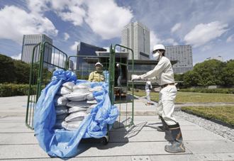 石破茂用行動打消民眾疑慮 福島除污土鋪至首相官邸前院   