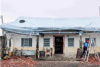 丹娜絲颱風重創嘉義縣 警、義消聯手為300受災戶加蓋帆布