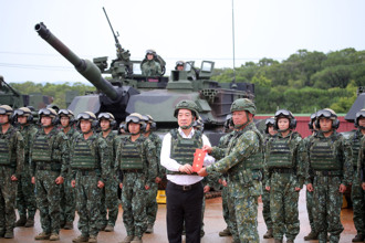 賴視導M1A2T射擊 辦公室主任「摸鼻看手機閒晃」畫面曝