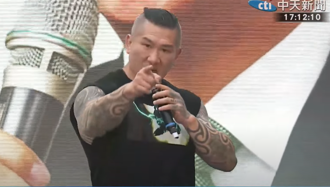 帶小草高喊「大罷免大烙賽」 館長嗆：2028把民進黨關進土城