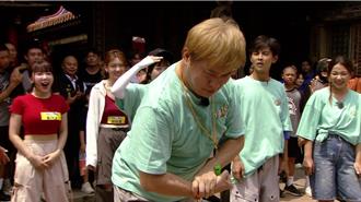 胡瓜当眾「亲密接触女星」！阿翔见状碎念：在忙什么？