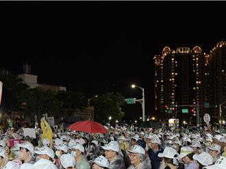 桃園罷免晚會雨中登場 王義川讚罷團「反共台灣英雄」