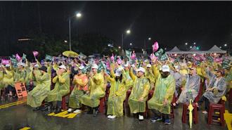 「挫賓踹共」晚會  綠委集結台東四維路雨中助講