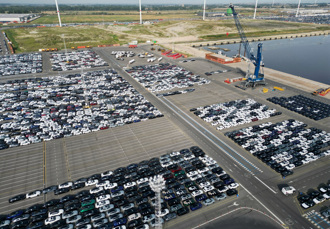 關稅惡鬥！ 美國重稅壓境 歐洲港口淪大型停車場