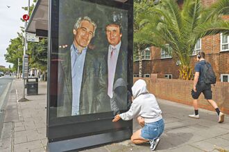 賀卡腥聞 川普求償100億美元