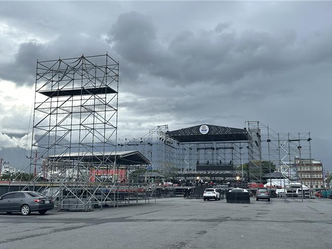 花蓮「夏戀嘉年華」表演舞台過去都是面向花蓮市區，縣府今年避免民眾觀賞煙火視線被舞台遮擋，把舞台改成面向太平洋公園，讓大家聽完歌曲轉身就能欣賞絢爛的煙火秀。（羅亦晽攝）