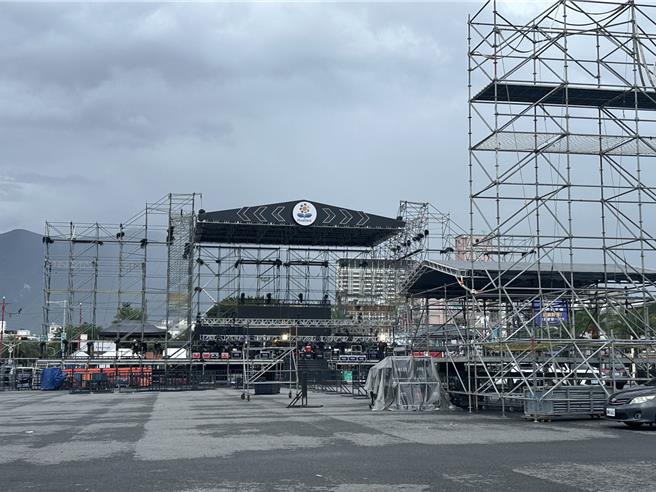 花蓮「夏戀嘉年華」表演舞台過去都是面向花蓮市區，縣府今年避免民眾觀賞煙火視線被舞台遮擋，把舞台改成面向太平洋公園，讓大家聽完歌曲轉身就能欣賞絢爛的煙火秀。（羅亦晽攝）