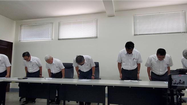 欣欣客運63歲李姓駕駛昨撞死乳癌治療權威醫師周佳正，欣欣客運董事長范大維今召開記者會，兩度向周的家屬與社會大眾鞠躬致歉，並表示將自請離職。（記者柯毓庭／攝影）