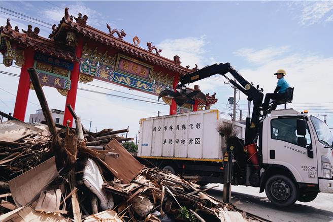 彰化縣府派員前往台南災區協助清運垃圾。（彰化縣政府提供／李京昇彰化傳真）