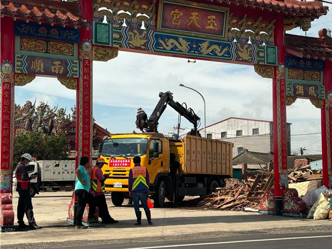 彰化縣協助清運廢棄物。（彰化縣政府提供／李京昇彰化傳真）