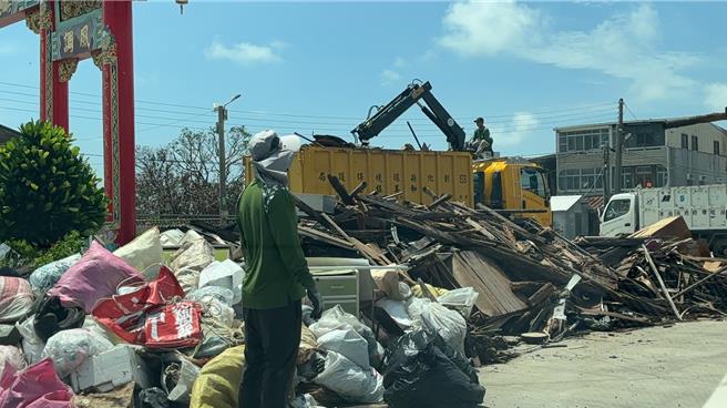 縣府利用5天時間清出15萬公斤垃圾。（彰化縣政府提供／李京昇彰化傳真）