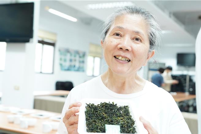 來自坪林的有機茶農陳金環，16年前因母親的一句話離開都市生活，接下舅舅位於山林間的有機茶園。（新北市農業局提供）
