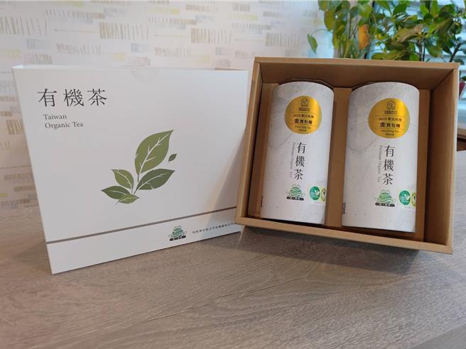 新北市有機運銷合作社推出當季生產的有機包種茶，鼓勵民眾支持在地有機農業推出限時優惠，每盒有機茶禮盒現折200元。（新北市農業局提供）