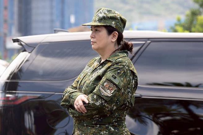 陳羿伶違法穿軍裝擺拍。（圖／陳羿伶臉書）