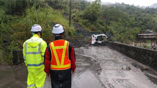 受薇帕颱風外圍環流影響，花蓮富里鄉道花74線邊坡出現嚴重坍方，以致道路中斷。（富里鄉公所提供／羅亦晽花蓮傳真）