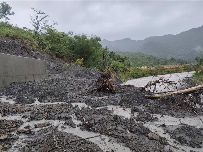 受薇帕颱風外圍環流影響，花蓮富里鄉道花76線邊坡出現嚴重坍方，以致道路中斷。（富里鄉公所提供／羅亦晽花蓮傳真）