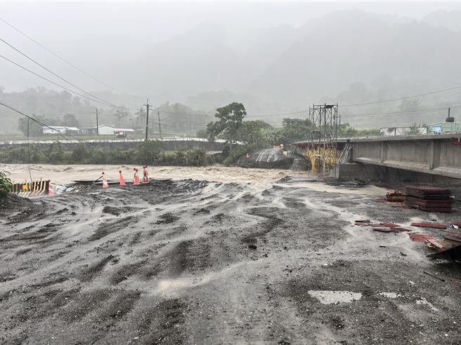 受薇帕颱風外圍環流影響，花蓮富里鄉蚊子洞橋便道路基遭溪水掏空封閉。（富里鄉公所提供／羅亦晽花蓮傳真）