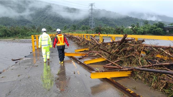 受薇帕颱風外圍環流影響，花蓮富里鄉明里大橋便道路基遭溪水掏空封閉。（富里鄉公所提供／羅亦晽花蓮傳真）
