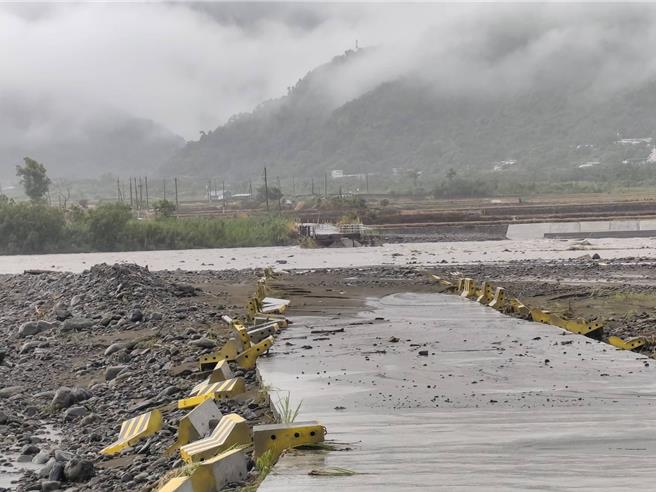 受薇帕颱風外圍環流影響，花蓮富里鄉崙天大橋便道路基遭溪水掏空封閉。（富里鄉公所提供／羅亦晽花蓮傳真）