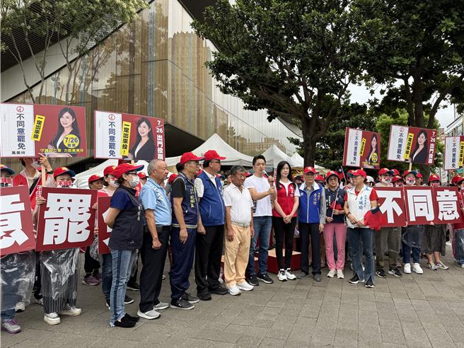 身兼慈护宫、景福宫2大庙主任委员的简征潭、「村长」桃园市议员詹江村、林政贤等人，都跟着扫街恳托选民投下「不同意」票。(蔡依珍摄)