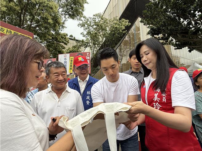 蒋万安身穿背后写「726」、侧身写「我不同意」的反罢免白T搭牛仔裤，出现在桃园艺文园区，引起现场骚动，许多人抢合照直喊帅。(蔡依珍摄)