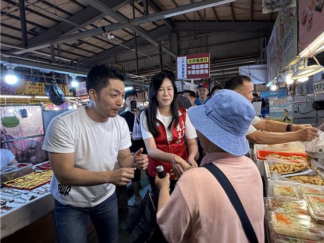 蒋万安身穿背后写「726」、侧身写「我不同意」的反罢免白T搭牛仔裤，恳托大家支持万美玲，726一起投下「不同意罢免」。(蔡依珍摄)