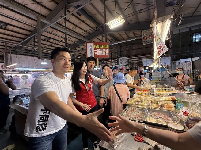 蒋万安身穿背后写「726」、侧身写「我不同意」的反罢免白T搭牛仔裤，恳托大家支持万美玲，726一起投下「不同意罢免」。(蔡依珍摄)