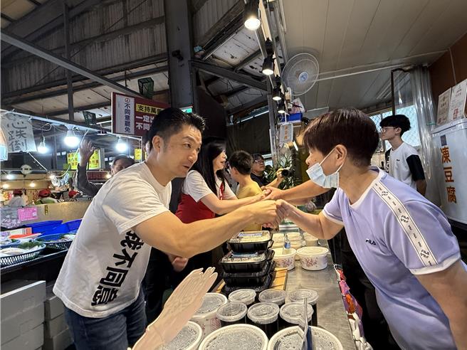 蒋万安身穿背后写「726」、侧身写「我不同意」的反罢免白T搭牛仔裤，恳托大家支持万美玲，726一起投下「不同意罢免」。(蔡依珍摄)