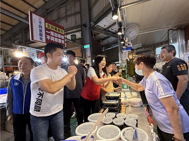 蒋万安身穿背后写「726」、侧身写「我不同意」的反罢免白T搭牛仔裤，恳托大家支持万美玲，726一起投下「不同意罢免」。(蔡依珍摄)