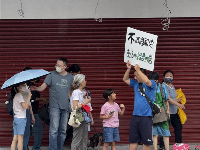 选民自制「不同意罢免、教训赖毒蟾」等标语在对面街头力挺。(蔡依珍摄)