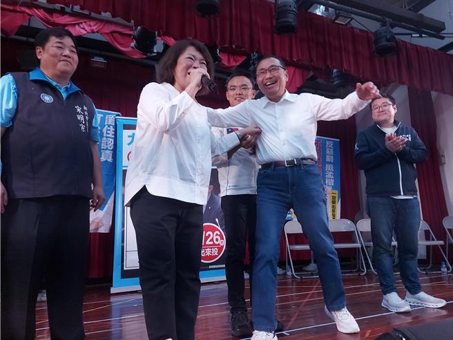 新北市长侯友宜走上前，给嘉义市长黄敏惠一个温暖的拥抱。（张铠乙摄）