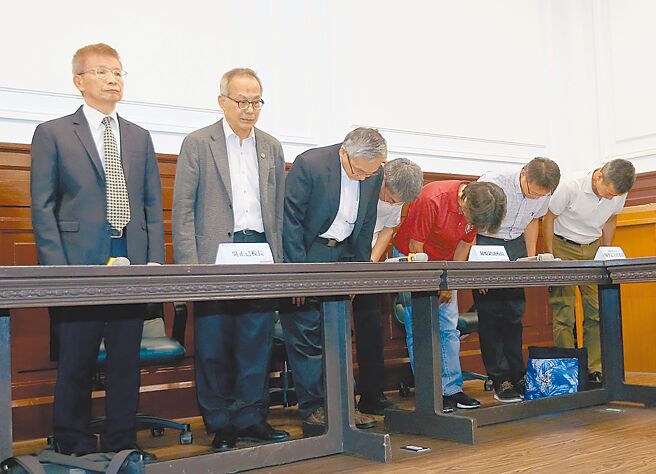 台湾师范大学女足抽血争议，校方19日对外说明，校长吴正己（左）率教练等人向受害球员及家人道歉。（范扬光摄）