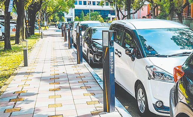 北市府將校園附近的停車格設置智慧停車柱計時，可臨停15分鐘。（台北市政府提供／丁上程台北傳真）