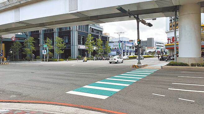 台中市在路口设置「号志不断电系统」，系统一旦侦测异常即时告警，救援电力同步补位，有效避免停电期间发生交通混乱。（台中市政府提供／冯惠宜台中传真）