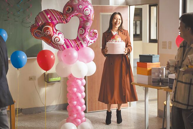 刘品言惊喜客串《拜六礼拜》，被形容「像一只展翅的孔雀」。（公视台语台、华视提供）