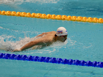 德国世大运》从第4一路猛追 王冠闳游泳男子200蝶镀银