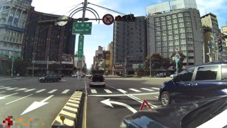 心愛老車尖峰時段路口罷工 暖警現身化解30分鐘尷尬