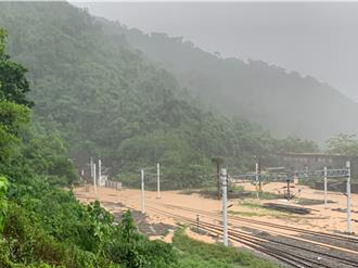 豪雨狂炸！南迴线泥水淹没铁轨  校园操场变池塘
