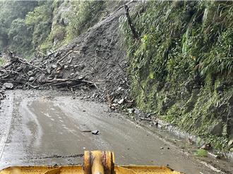 薇帕外圍環流影響 中橫豁然亭路段坍方封閉 拚下午5時搶通