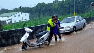 台東雨彈狂炸！議員里長組「人肉座椅」送洗腎婦就醫