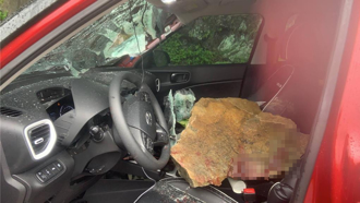 蘇花公路落石砸駕駛座！大人濺血小孩嚇呆  驚悚畫面曝