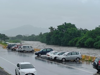 豪雨灌台东「堤防快满了」 网吓坏急喊：快移车