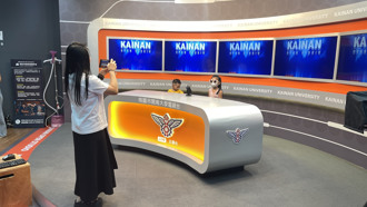 親子同框笑聲滿棚　新住民主播開南大學攝影體驗留下珍貴回憶