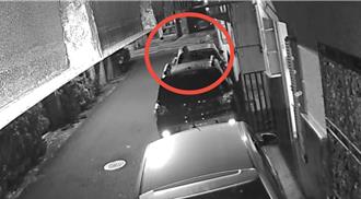 獨家》高雄老公寓頂樓違建突倒塌！巨石砸車畫面曝光