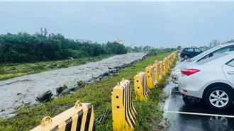 影》太平溪水暴涨！惊见车紧邻汹涌河水 惊险画面曝