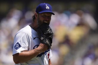 MLB》道奇3次失誤送分 柯蕭退場怒摔手套、中斷賽後訪問