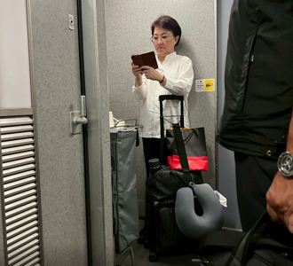 卢秀燕被目击！搭高铁没座位独站角落 随身「2小物」妈妈味爆棚