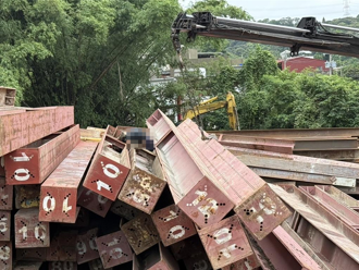 驚悚！工地鋼梁突然崩落 重壓吊車司機當場慘死