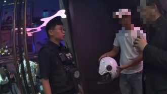 離譜！警用機車安全帽也敢偷　法國男「順手牽羊」帶進夜店狂歡
