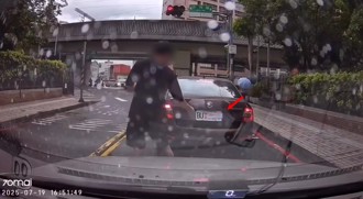汐止驚見轎車無恥遮車牌！ 好心駕駛下車「幫移除」